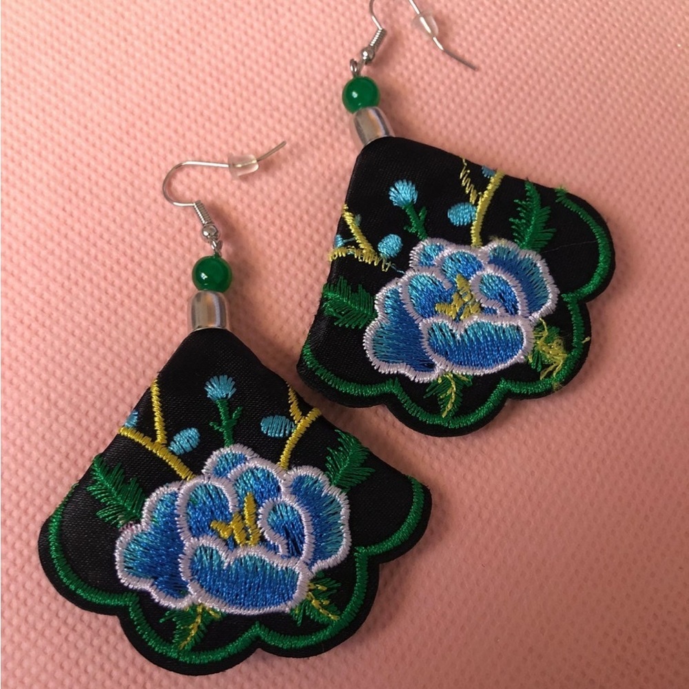 Artesanal fabric flower earrings